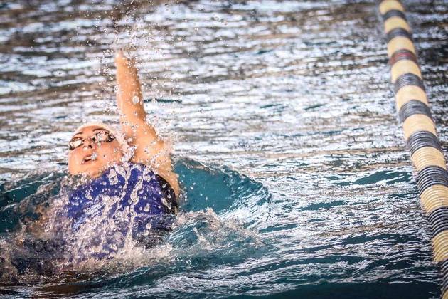 La nuotatrice Valentina Lucconi in azione nel dorso
