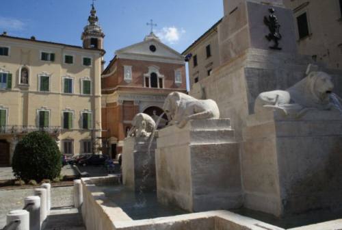 Jesi, fontana dei Leoni in piazza della Repubblica: il parere degli artisti