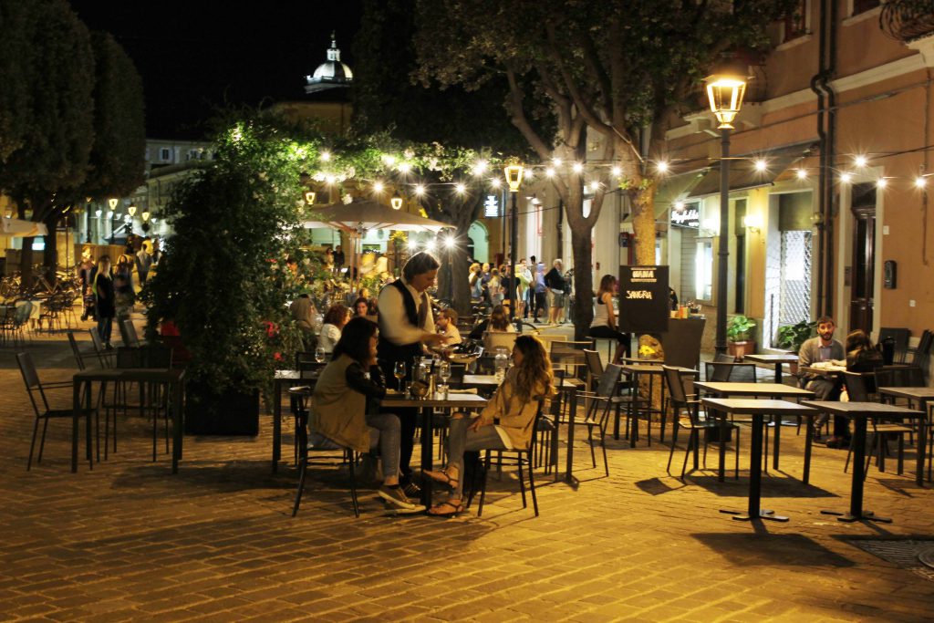 I locali e ristoranti di via Carducci, a Senigallia