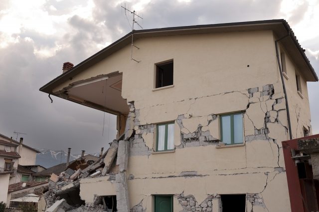 Uno degli edifici danneggiati dal sisma del centro Italia