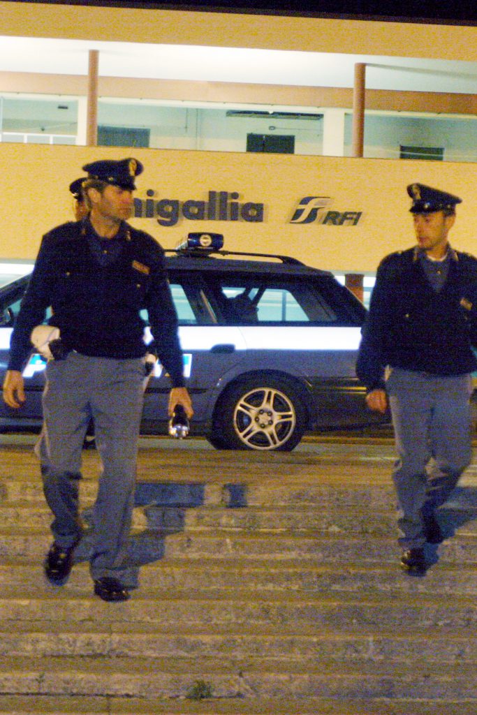 Agenti di polizia in stazione a Senigallia