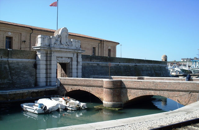 Il ponte ottocentesco della Mole Vanvitelliana