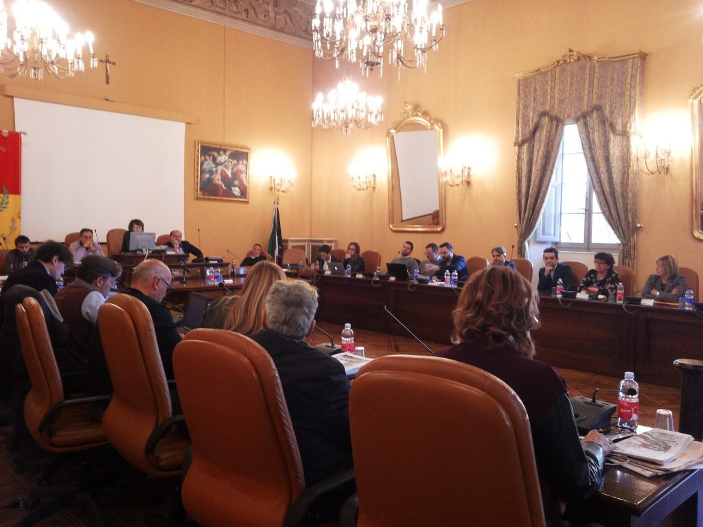 Una seduta del Consiglio comunale di Osimo