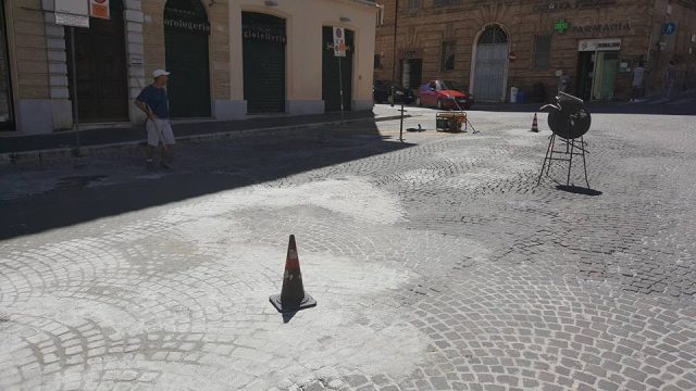 I lavori alla pavimentazione nella centralissima piazza Boccolino a Osimo