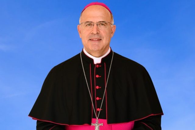 L’arcivescovo Angelo Spina: «È Natale! Fermati e contempla»