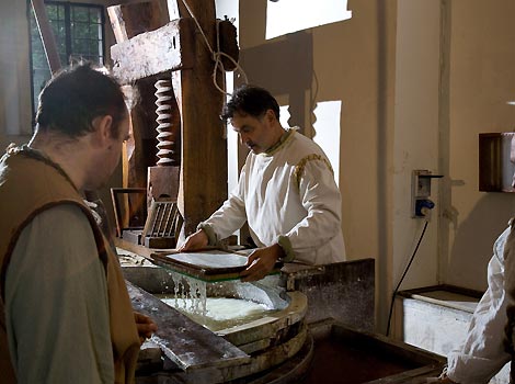avorazione della carta all'interno del museo della Carta e della Filigrana di Fabriano