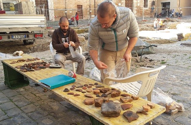 Gli archeologi Matteo Tadolti e Alessandro Biagioni mentre puliscono i reperti