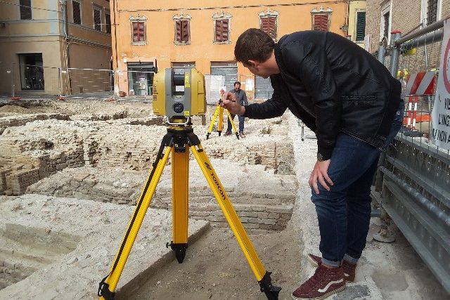 Un momento della raccolta dati con il laser scanner in Piazza Colocci