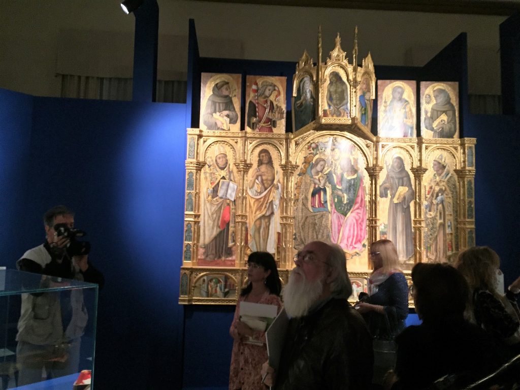 I primi visitatori alla mostra "L'arte che salva" a Loreto