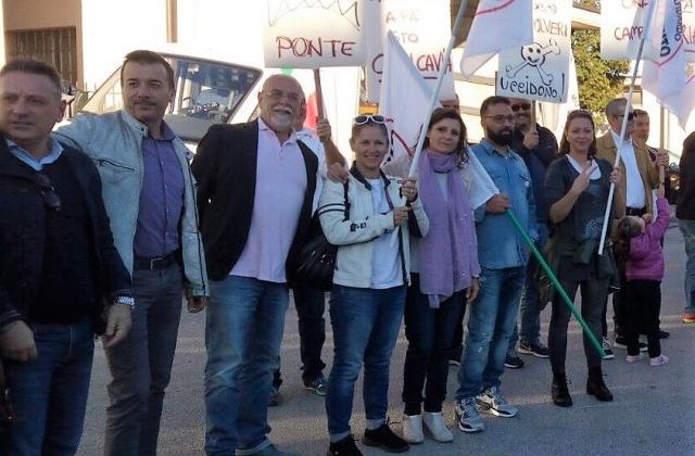 La consigliera regionale Romina Pergolesi assieme a consiglieri e attivisti del Movimento Cinque Stelle sabato 7 ottobre alla manifestazione a Osimo Stazione