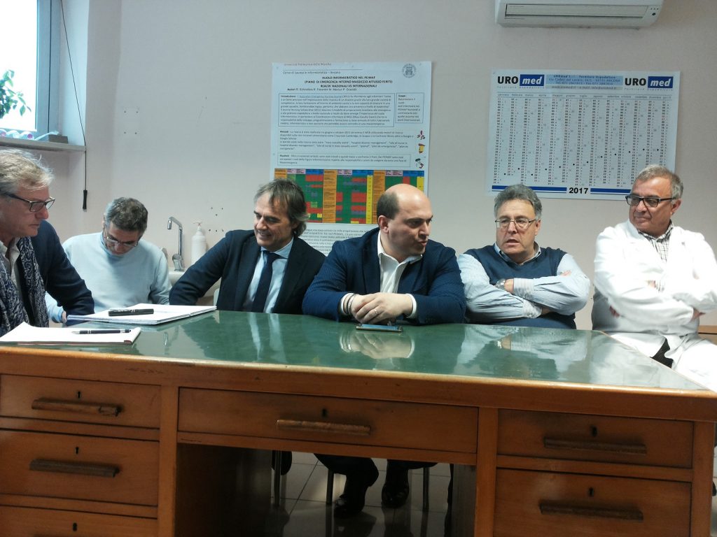 Il direttore dell'Area Vasta 2 Maurizio Bevilacqua (alla destra del sindaco Pugnaloni) alla presentazione dei lavori di restyling del pronto soccorso di Osimo ad aprile