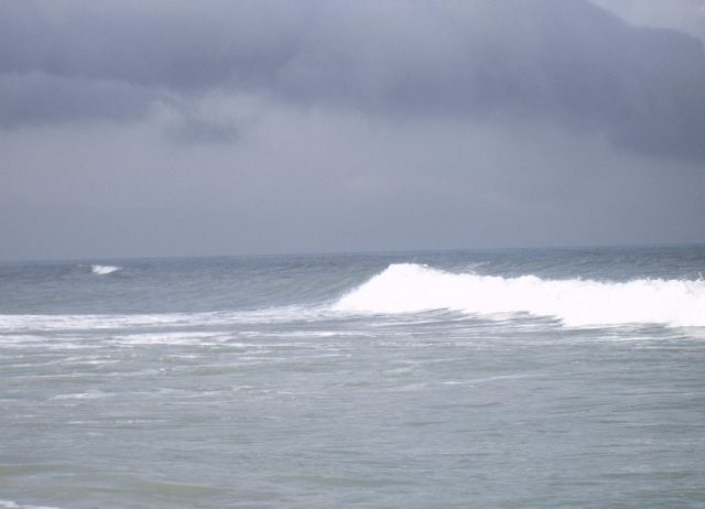 Allerta meteo, burrasca e mareggiate sulla costa. Temperature in calo