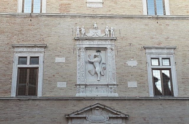 L'edicola sulla facciata del Palazzo della Signoria (1498) con il leone rampante coronato