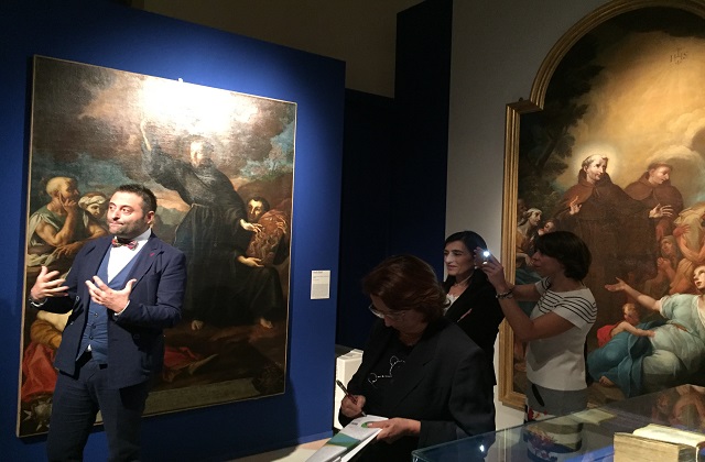 I curatori durante la visita alla mostra "L'arte che salva" a Loreto