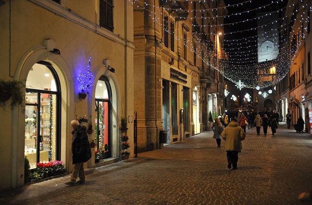Il corso di Osimo illuminato per le feste natalizie