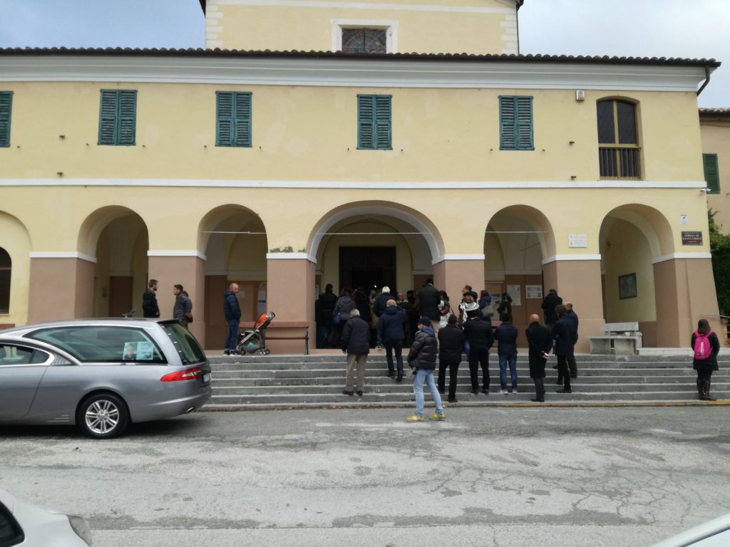 Ostra Vetere, i funerali del bimbo morto a seguito della caduta nella vasca di raccolta delle olive a Corinaldo