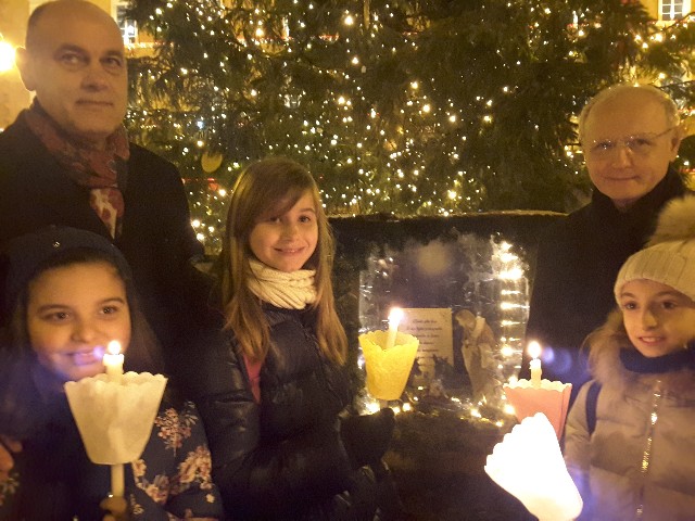 Sindaco e vescovo, i bambini con i lumini accesi, il presepe sotto l'albero di Piazza della Repubblica