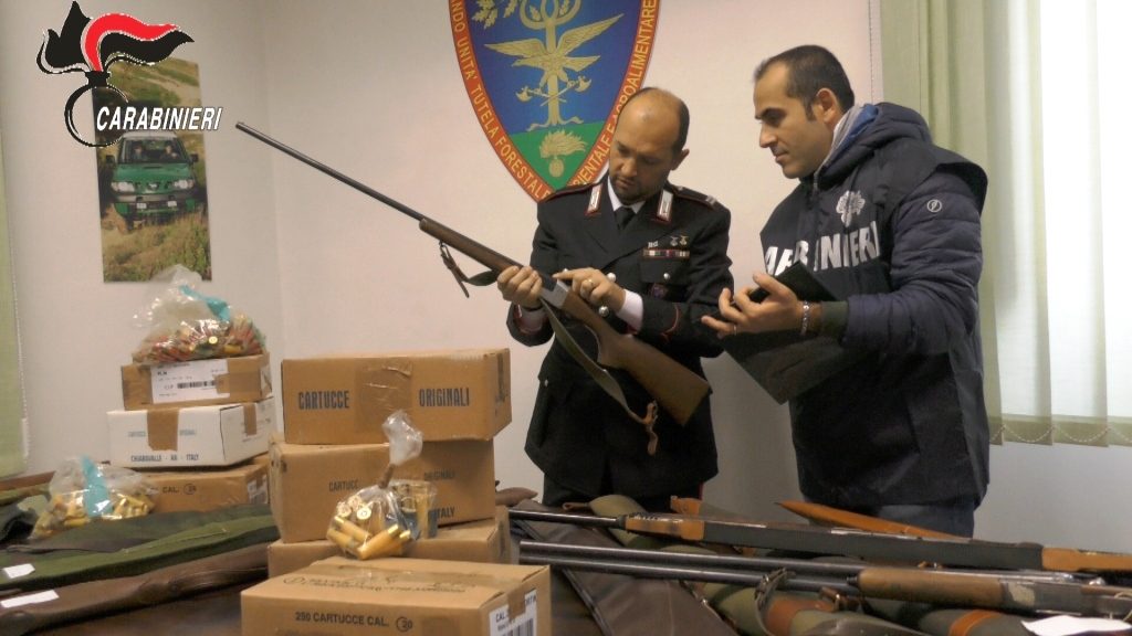 Le armi e le munizioni sequestrate dai Carabinieri Forestali