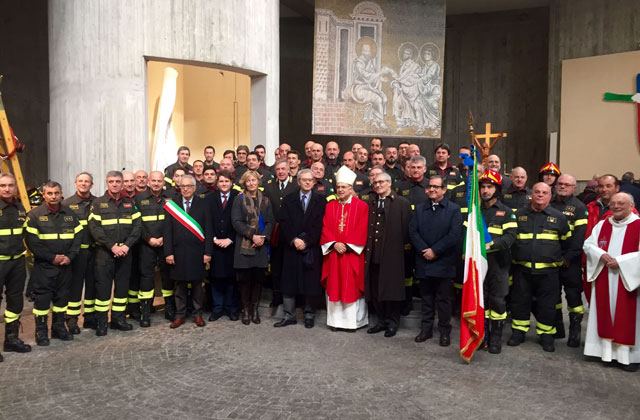 I vigili del fuoco con il vescovo e le autorità