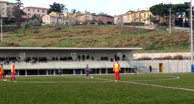 Il calcio d'inizio a Offagna tra Osimana e Laurentina