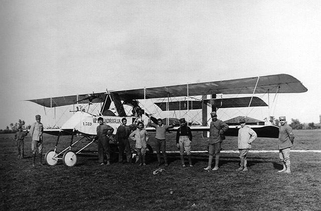 Uno degli aerei sul campo di aviazione di Santa Maria La Longa (Udine) durante la guerra nel 1915