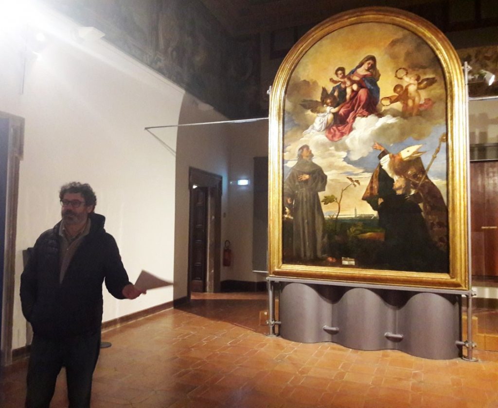 L'assessore alla Cultura Paolo Marasca e la Pala Gozzi tornata nella Pinacoteca civica