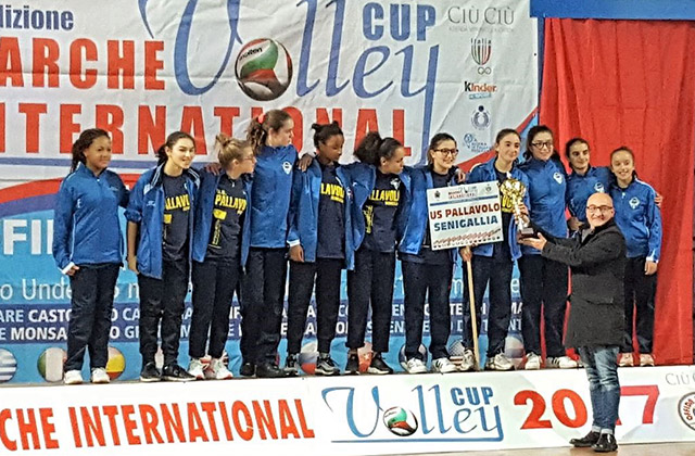 La formazione under 13 femminile dell’Us Pallavolo Senigallia terze classificate alla Marche International Volley Cup 2017 di Offida