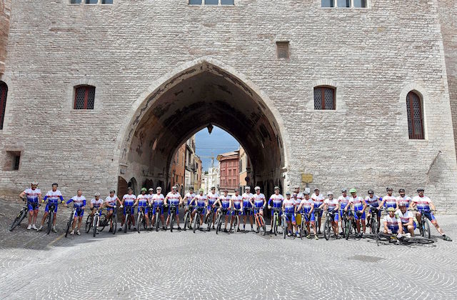 I ciclisti della "Pedale Stracco Fabriano" in posa davanti al Palazzo del Podestà di Fabriano