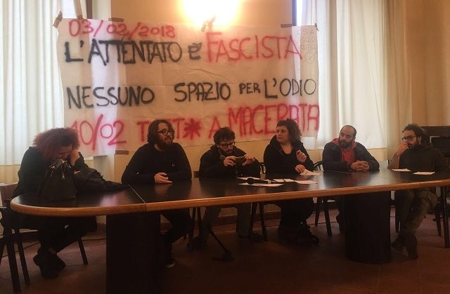 Conferenza stampa degli antifascisti nella sala occupata di Palazzo Camerata