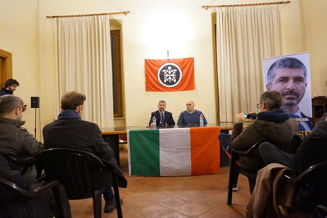 Il segretario nazionale di CasaPound Simone Di Stefano e il candidato Emanuele Mazzieri (Foto: CasaPound)