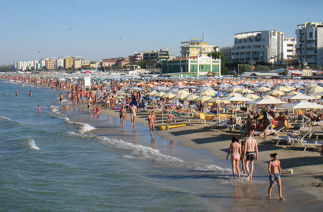 Turismo balneare: la spiaggia e il mare di Senigallia presi d'assalto d'estate