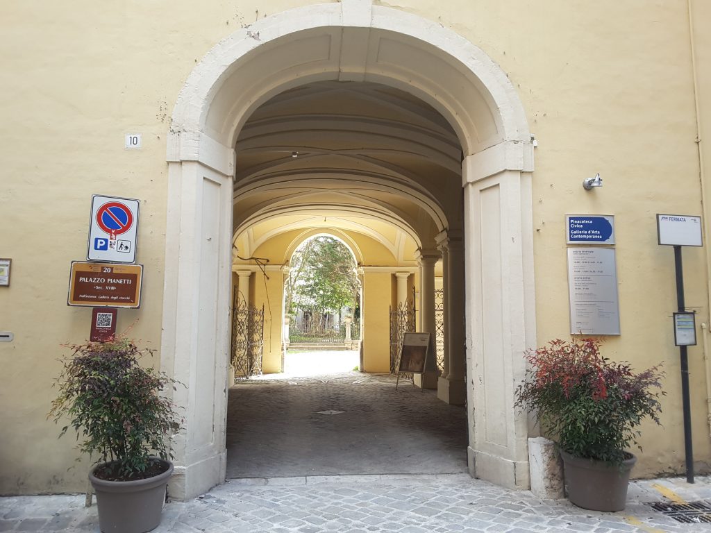 L'ingresso con l'atrio di Palazzo Pianetti a Jesi