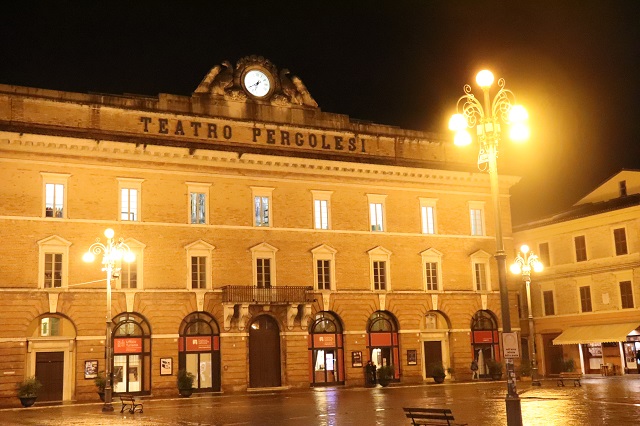 Piazza della Repubblica con il teatro Pergolesi
