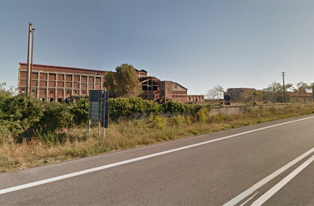 Il complesso industriale ora in degrado ex Montedison, a Falconara Marittima, al confine con Montemarciano