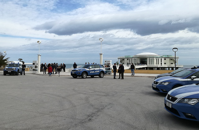 Mezzi della Polizia schierati davanti la Rotonda di Senigallia