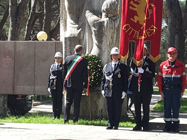 L'omaggio del sindaco Massimo Bacci al monumento ai Caduti ai giardini di viale Cavallotti