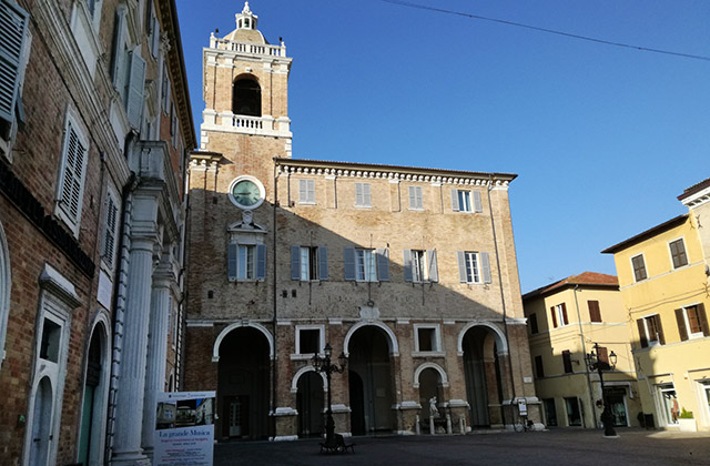 Il municipio di Senigallia in piazza Roma
