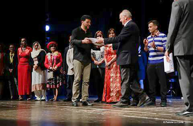 Mohamed Malih, presidente della Consulta degli immigrati, ha premiato Mario Vichi, durante la festa dei popoli 2017, per il suo impegno nell'integrazione