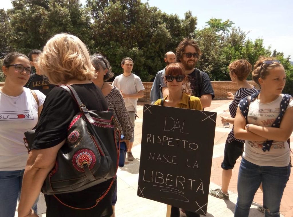I manifestanti davanti al Palazzo della Regione ad Ancona