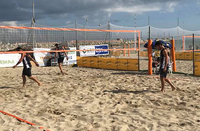 Una delle fasi del torneo di beach volley "SunSen" sulla spiaggia di Senigallia