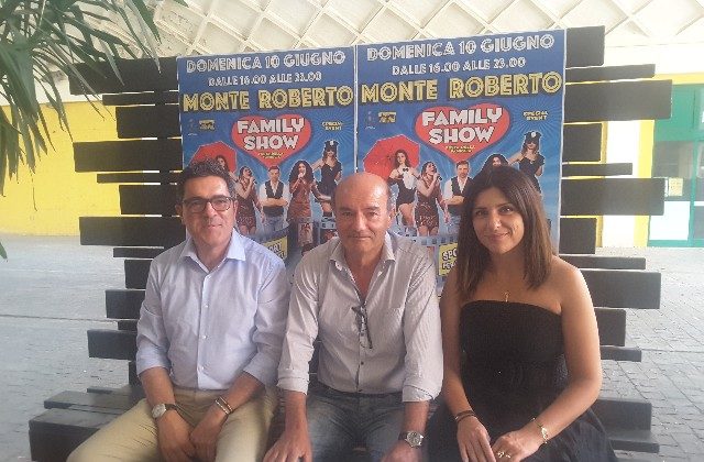Il sindaco di Monte Roberto Gabriele Giampaoletti, il presidente della Pro Loco Roberto Brega e la presentatrice Lara Gentilucci