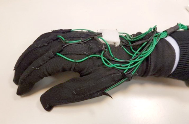 Un esempio di tecnologia "wearable": il guanto sensorizzato