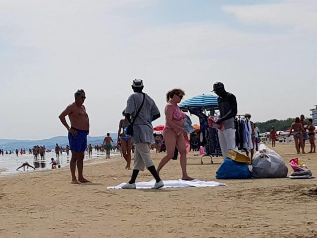 venditori abusivi in spiaggia