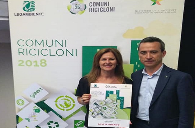 L'assessore all'Ambiente Romina Calvani ritira il premio Legambiente