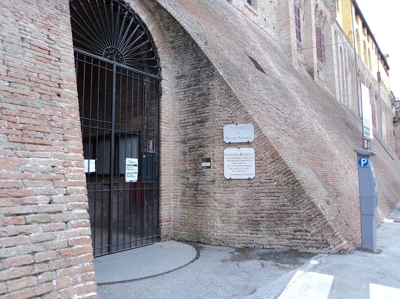 Palazzo Battaglia, un ascensore al posto della scala mobile