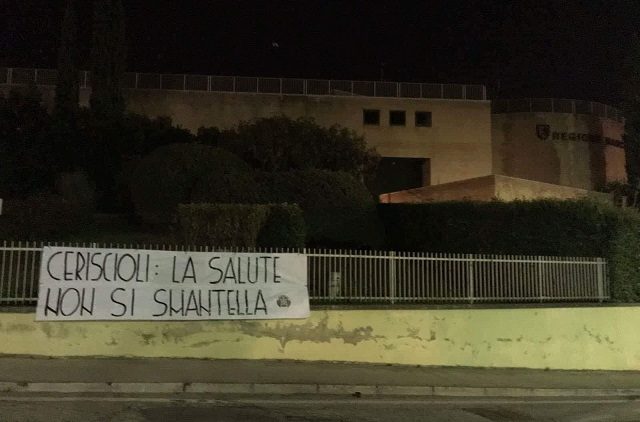 Lo striscione di Casapound davanti al palazzo della Regione ad Ancona (Foto: Casapound)