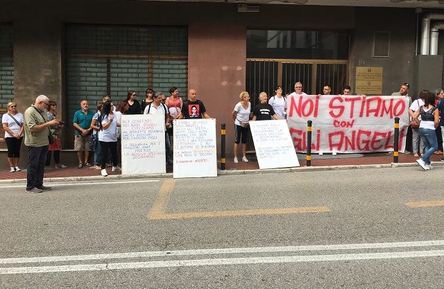 La protesta dei genitori dei bambini disabili del Bigmanini sotto all'Ufficio Scolastico Regionale