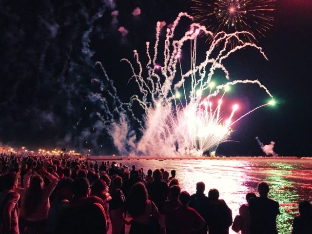 Fuochi d’artificio in spiaggia per Ferragosto, Elisa e Street Food: gli eventi nelle Marche dal 14 al 21 agosto