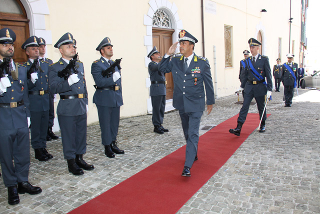 Il comandante interregionale dell’Italia Centrale e Centro-Settentrionale, Edoardo Valente ad Ancona alla cerimonia di avvicendamento