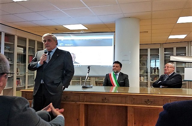 Il presidente del Parlamento europeo Antonio Tajani, il sindaco di Loreto Paolo Niccoletti e il preside Gabriele Torquati